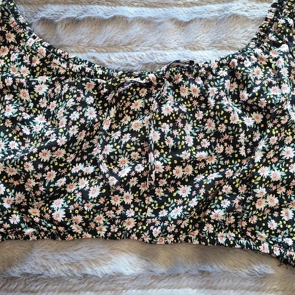 NEW Elodie Floral Crop Top - Picture 4 of 9